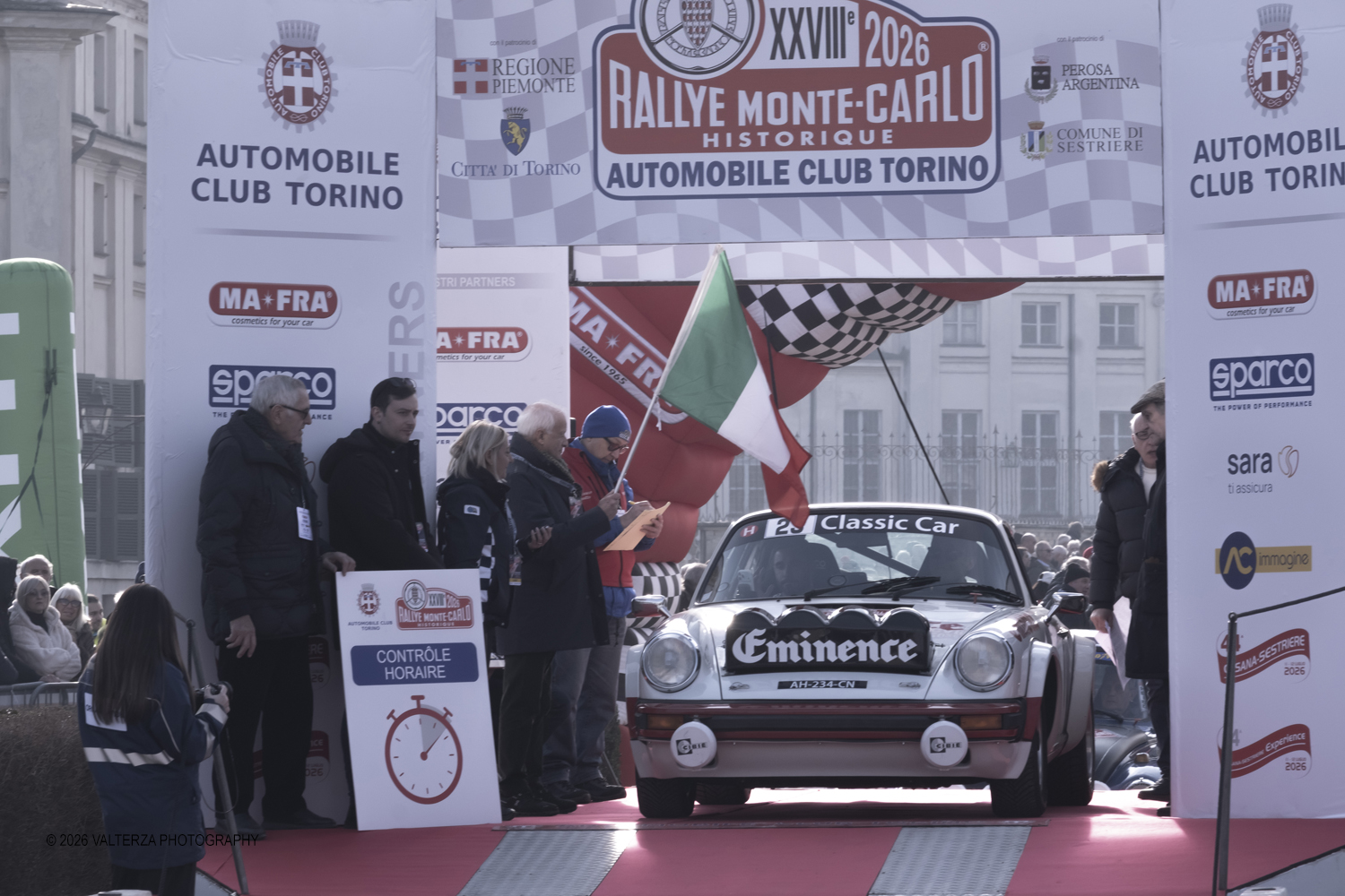 _DSF3776.jpg - La 28Âª edizione del Rallye Monte-Carlo Historique si svolge fino al 7 febbraio 2026 , ad eccezione della cittÃ  scozzese di  John O'Groats le varie cittÃ  di partenza hanno dato il via alla gara domenica 1 febbraio 2026. Tra queste anche Torino, la partenza Ã¨ avvenuta dalla Palazzina di caccia di Stupingi dove le vetture in gara hanno prima sostato in mostra nel parco partenze antistante la Palazzina. Nella foto vettura alla partenza Porsche 1911 SC 1981