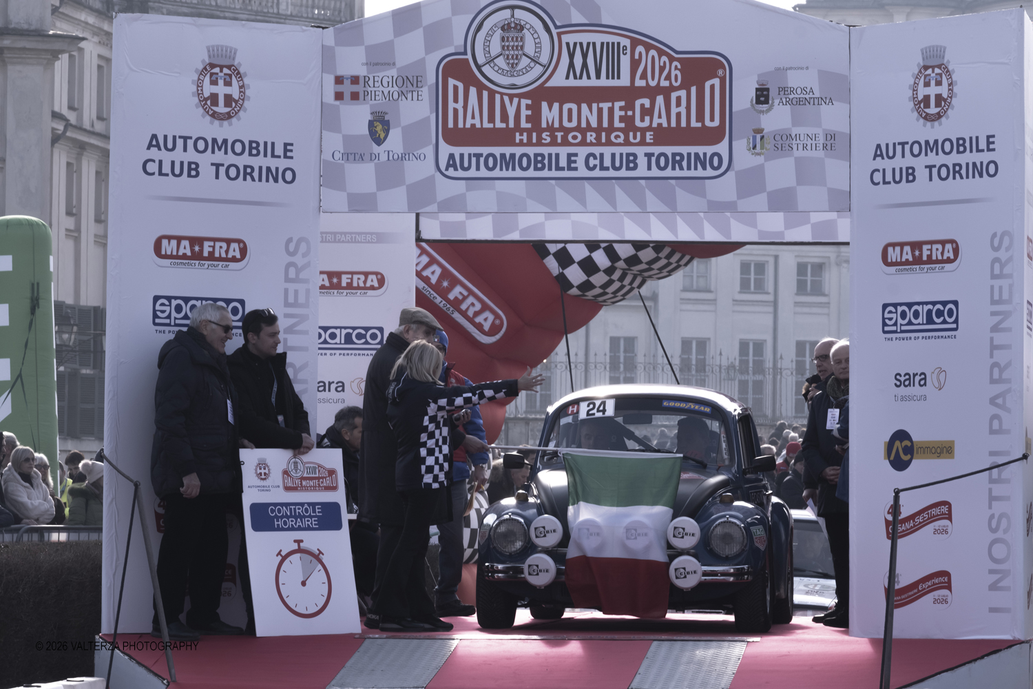 _DSF3807.jpg - La 28Âª edizione del Rallye Monte-Carlo Historique si svolge fino al 7 febbraio 2026 , ad eccezione della cittÃ  scozzese di  John O'Groats le varie cittÃ  di partenza hanno dato il via alla gara domenica 1 febbraio 2026. Tra queste anche Torino, la partenza Ã¨ avvenuta dalla Palazzina di caccia di Stupingi dove le vetture in gara hanno prima sostato in mostra nel parco partenze antistante la Palazzina. Nella foto vettura alla partenza Volkswagen 1303 S 1974