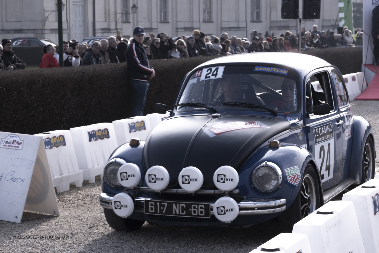 _DSF3829.jpg - La 28Âª edizione del Rallye Monte-Carlo Historique si svolge fino al 7 febbraio 2026 , ad eccezione della cittÃ  scozzese di  John O'Groats le varie cittÃ  di partenza hanno dato il via alla gara domenica 1 febbraio 2026. Tra queste anche Torino, la partenza Ã¨ avvenuta dalla Palazzina di caccia di Stupingi dove le vetture in gara hanno prima sostato in mostra nel parco partenze antistante la Palazzina. Nella foto vettura alla partenza Volkswagen 1303 S 1974