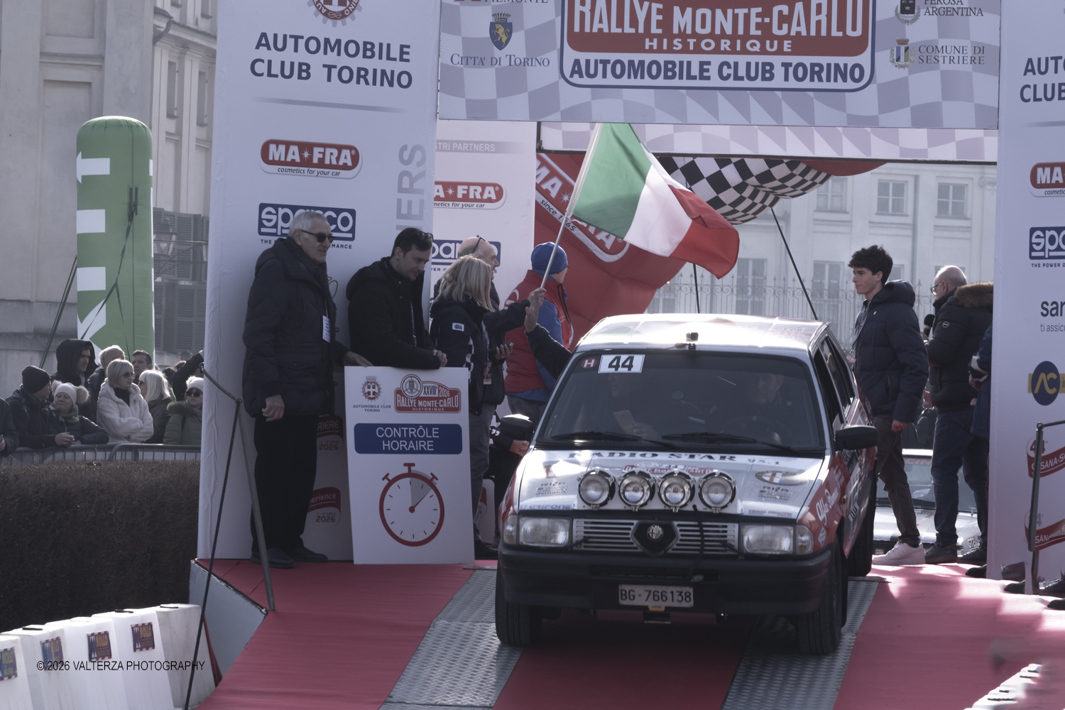 _DSF3838.jpg - La 28Âª edizione del Rallye Monte-Carlo Historique si svolge fino al 7 febbraio 2026 , ad eccezione della cittÃ  scozzese di  John O'Groats le varie cittÃ  di partenza hanno dato il via alla gara domenica 1 febbraio 2026. Tra queste anche Torino, la partenza Ã¨ avvenuta dalla Palazzina di caccia di Stupingi dove le vetture in gara hanno prima sostato in mostra nel parco partenze antistante la Palazzina. Nella foto vettura alla partenza Alfa Romeo 33 4X4 1985