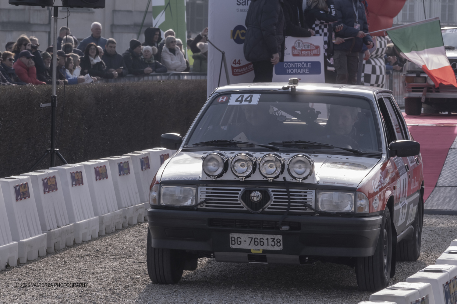 _DSF3852.jpg - La 28Âª edizione del Rallye Monte-Carlo Historique si svolge fino al 7 febbraio 2026 , ad eccezione della cittÃ  scozzese di  John O'Groats le varie cittÃ  di partenza hanno dato il via alla gara domenica 1 febbraio 2026. Tra queste anche Torino, la partenza Ã¨ avvenuta dalla Palazzina di caccia di Stupingi dove le vetture in gara hanno prima sostato in mostra nel parco partenze antistante la Palazzina. Nella foto vettura alla partenza Alfa Romeo 33 4X4 1985