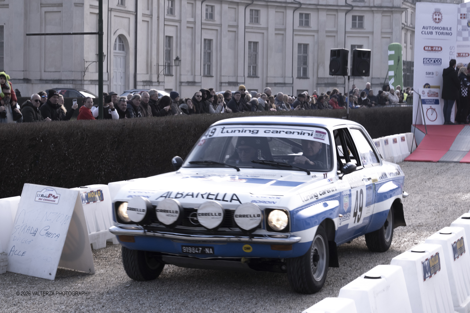 _DSF3927.jpg - La 28Âª edizione del Rallye Monte-Carlo Historique si svolge fino al 7 febbraio 2026 , ad eccezione della cittÃ  scozzese di  John O'Groats le varie cittÃ  di partenza hanno dato il via alla gara domenica 1 febbraio 2026. Tra queste anche Torino, la partenza Ã¨ avvenuta dalla Palazzina di caccia di Stupingi dove le vetture in gara hanno prima sostato in mostra nel parco partenze antistante la Palazzina. Nella foto vettura alla partenza Opel Ascona 1.9 1974