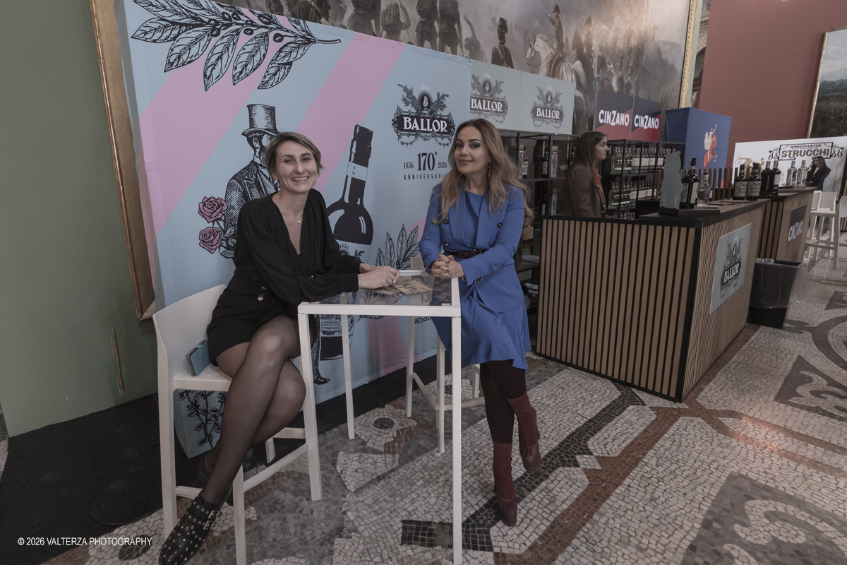 _DSF5645.jpg - 21/02/2026. Torino.  Il Salone del Vermouth di sabato 21 e domenica 22 febbraio Ã¨ ufficialmente SOLD OUT. Un risultato che racconta meglio di qualsiasi parola lâ€™entusiasmo che câ€™Ã¨ attorno a questa edizione. Nella foto al lavoro Lara Martinetto32 communication ufficio stampa e pr , Camilla Nata giornalista Rai in visita al Salone