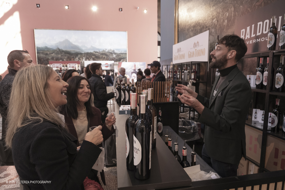 _DSF5916.jpg - 21/02/2026. Torino.  Il Salone del Vermouth di sabato 21 e domenica 22 febbraio Ã¨ ufficialmente SOLD OUT. Un risultato che racconta meglio di qualsiasi parola lâ€™entusiasmo che câ€™Ã¨ attorno a questa edizione. Nella foto In giro per assaggi e consigli