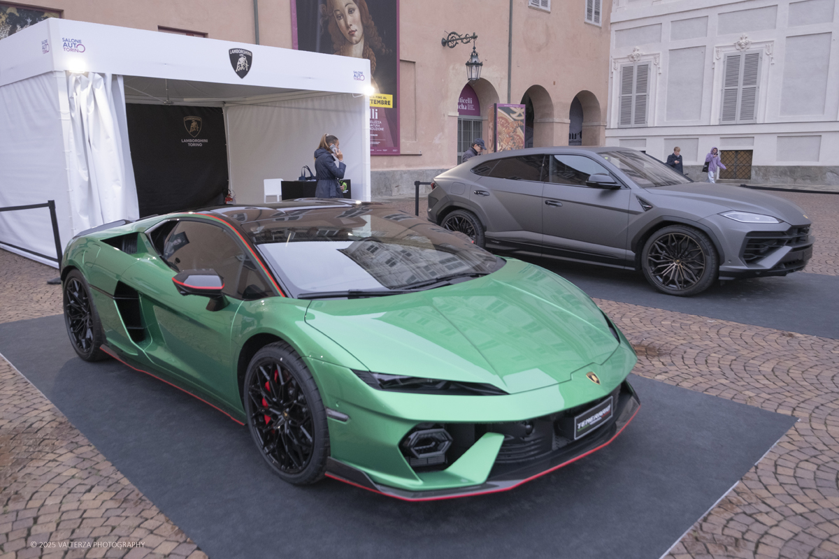 _DSF1147.jpg - 26/09/2025.Torino inaugurata l'edizione 2025 del Salone dell'auto di Torino. Nella foto lo stand Lamborghini in piazzetta reale con esposti i modelli in produzione