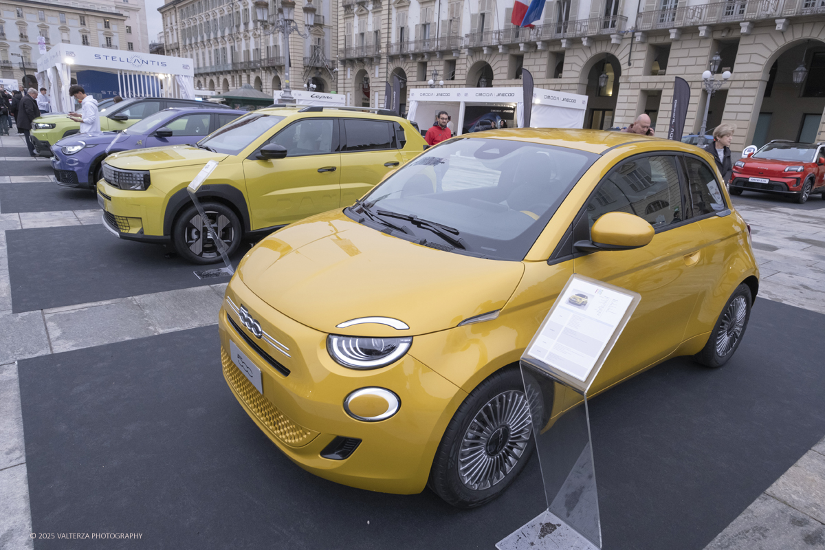 _DSF1265.jpg - 26/09/2025.Torino inaugurata l'edizione 2025 del Salone dell'auto di Torino. Nella foto lo stand Stellantis, in pp la nuova 500 Hybrid serie speciale Torino