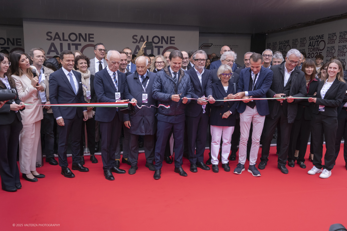 _DSF1530.jpg - 26/09/2025.Torino inaugurata l'edizione 2025 del Salone dell'auto di Torino. Nella foto il momento del taglio del nastro con il Presidente Lavy, i rappresentanti delle istituzioni e dei Brand prsenti al Salone