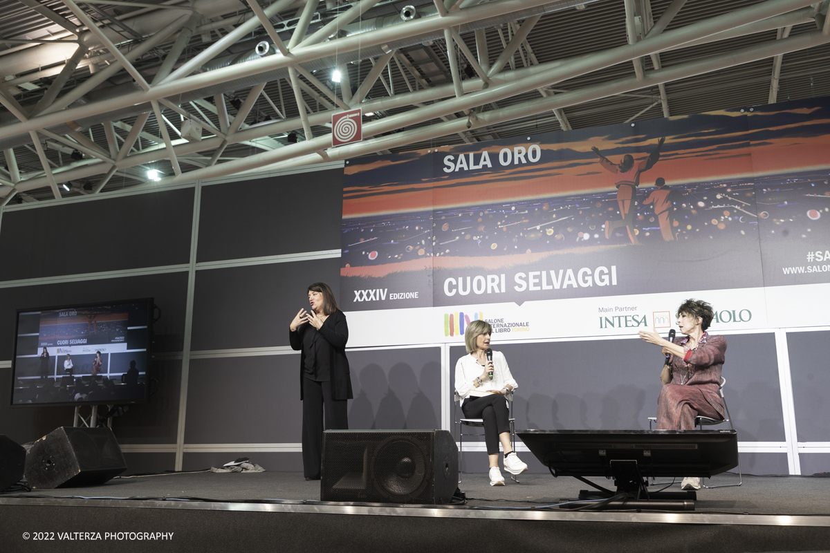 _G3I7036.jpg - 19/05/2022. Torino. Cuoiri Selvaggi, XXXIV Edizione del salone Internazionale dl Libro. Nella foto Veronica Pivetti presenta con Daniela Lanni il suo libro Tequila Bang Bang