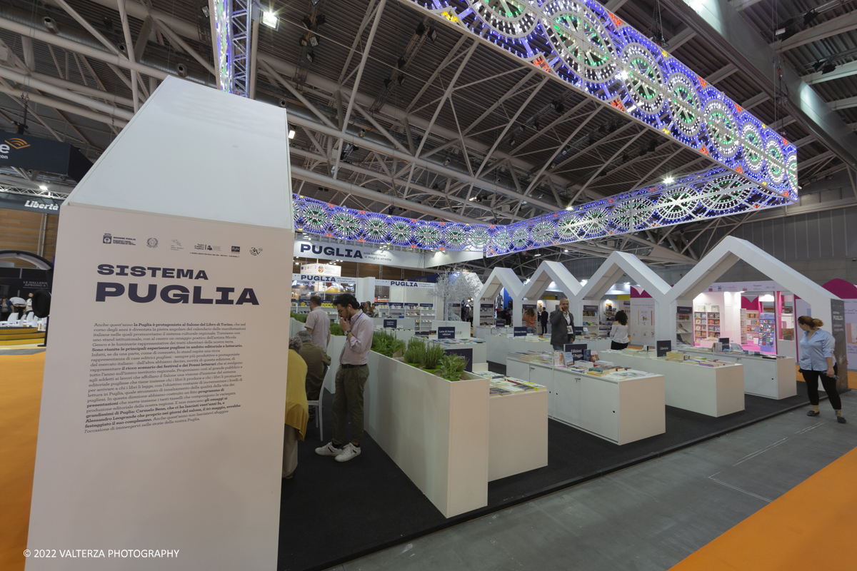 _X9B8149.jpg - 19/05/2022. Torino. Cuoiri Selvaggi, XXXIV Edizione del salone Inteernazionale dl Libro. Nella foto installazioni degli Stand nell'area dell'Oval