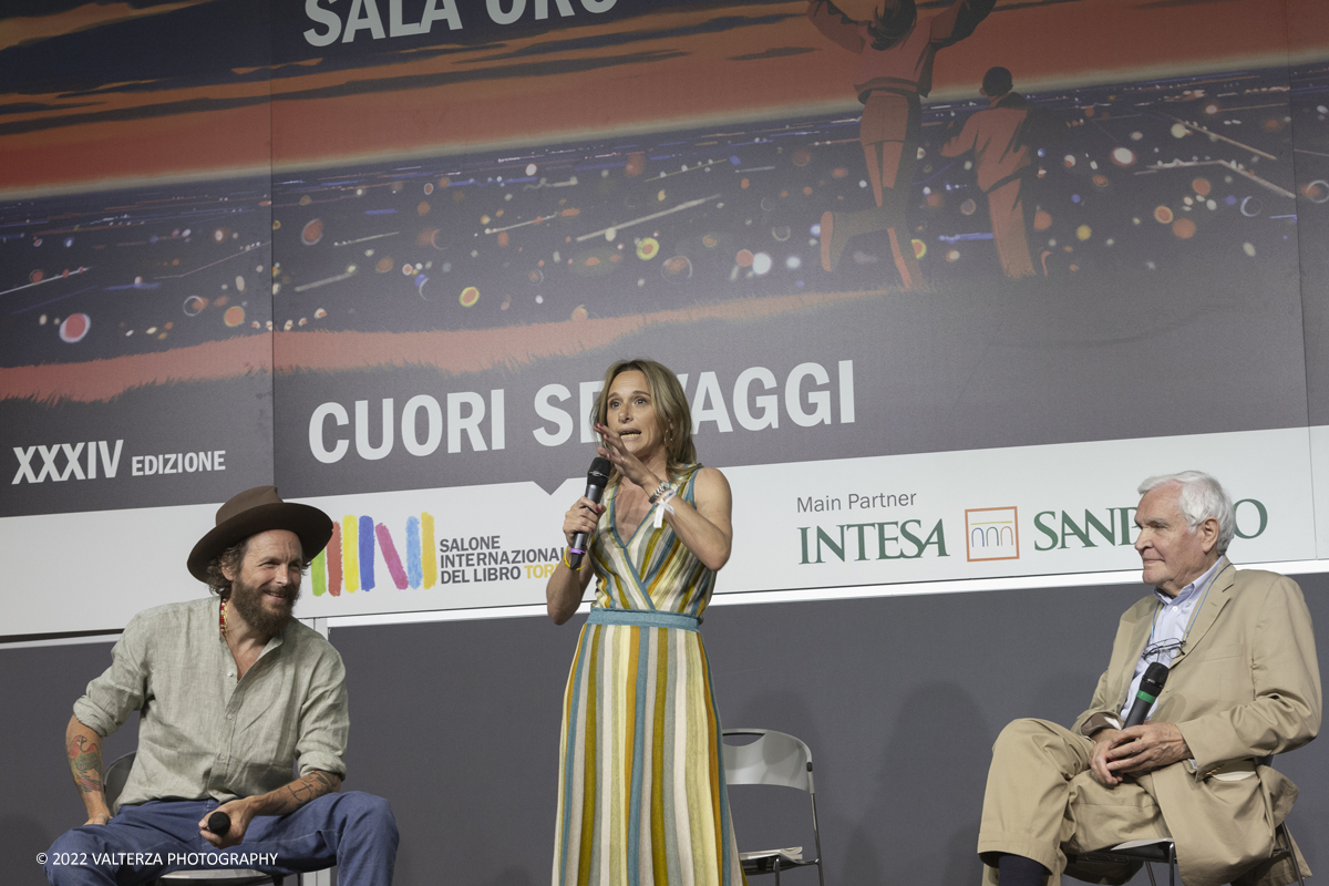 _X9B8853.jpg - 19/05/2022. Torino. Cuoiri Selvaggi, XXXIV Edizione del salone Internazionale dl Libro. Nella foto Nicola Crocetti e Jovanotti con Valeria Parrella preseentano Poesie da spiaggia un'antologia di grandi poeti