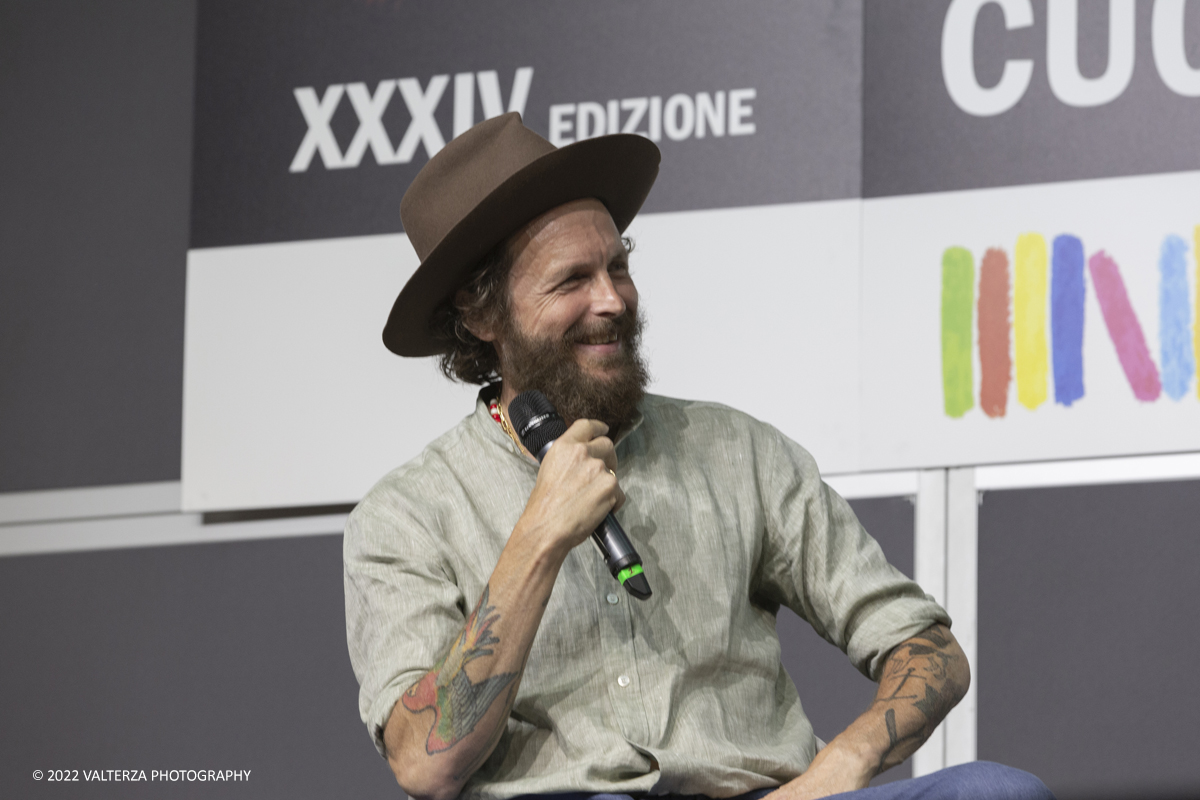 _X9B8889.jpg - 19/05/2022. Torino. Cuoiri Selvaggi, XXXIV Edizione del salone Internazionale dl Libro. Nella foto Nicola Crocetti e Jovanotti con Valeria Parrella preseentano Poesie da spiaggia un'antologia di grandi poeti