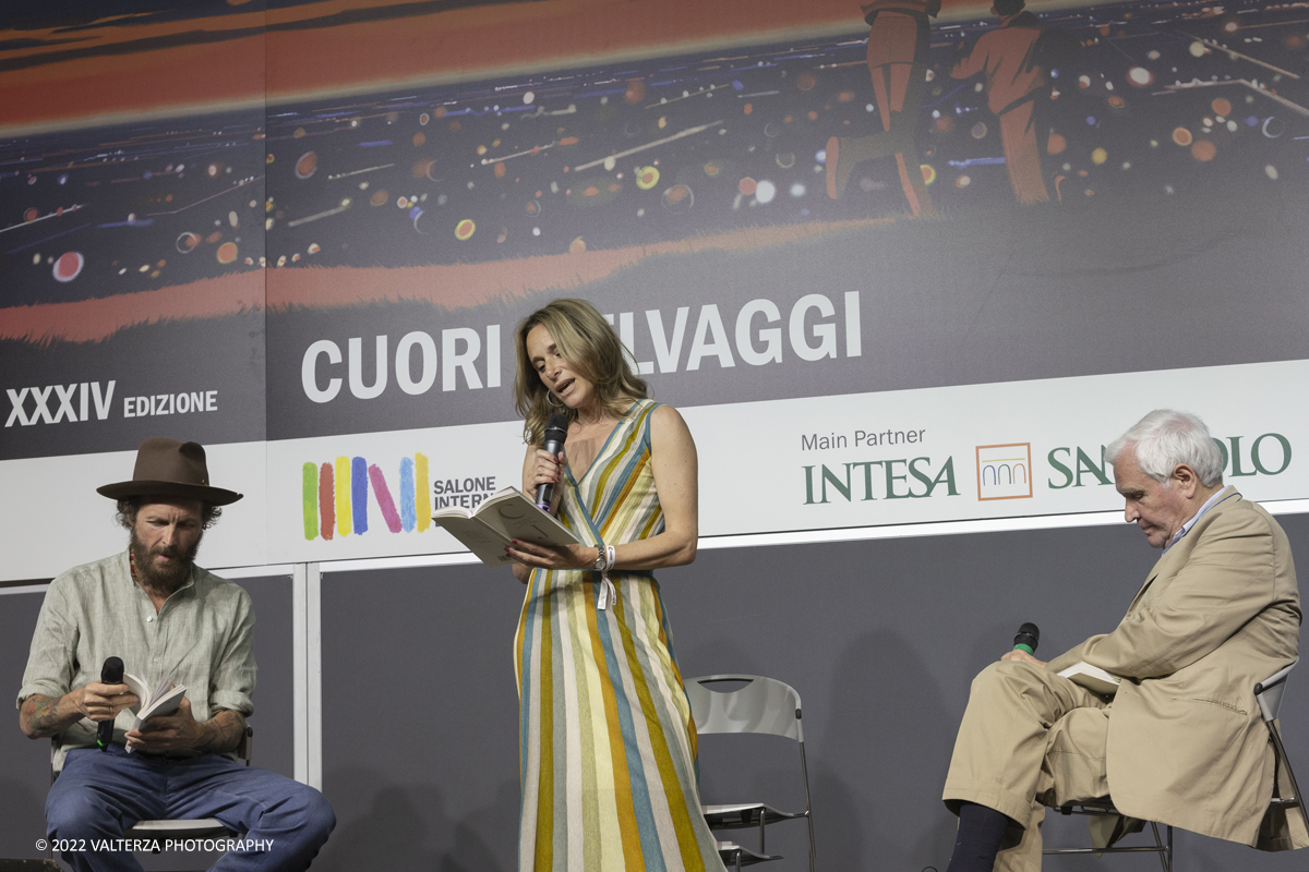 _X9B9008.jpg - 19/05/2022. Torino. Cuoiri Selvaggi, XXXIV Edizione del salone Internazionale dl Libro. Nella foto Nicola Crocetti e Jovanotti con Valeria Parrella preseentano Poesie da spiaggia un'antologia di grandi poeti