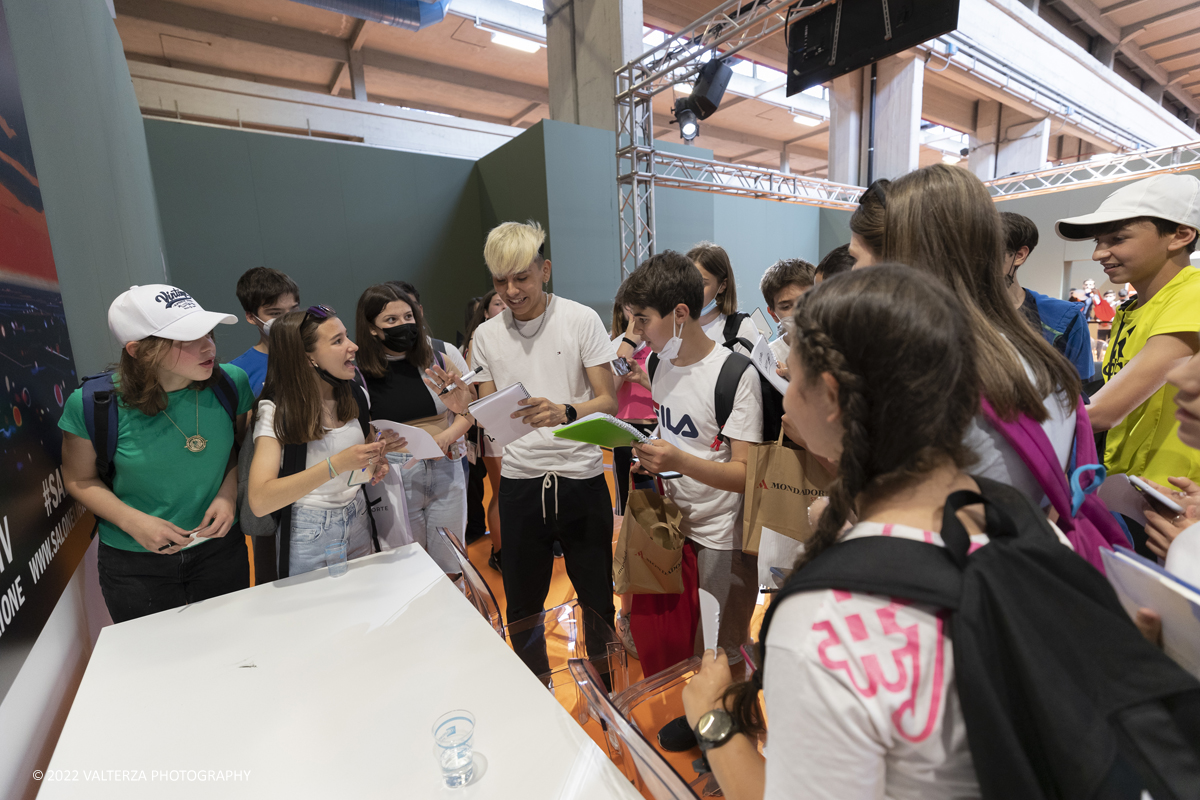 _G3I7166.jpg - 20/05/2022. Torino. Cuori Selvaggi, XXXIV Edizione  del Salone Internazionale del Libro. Nella foto assalto dei fans al Tik Toker Gianluca Marin per avere un autografo