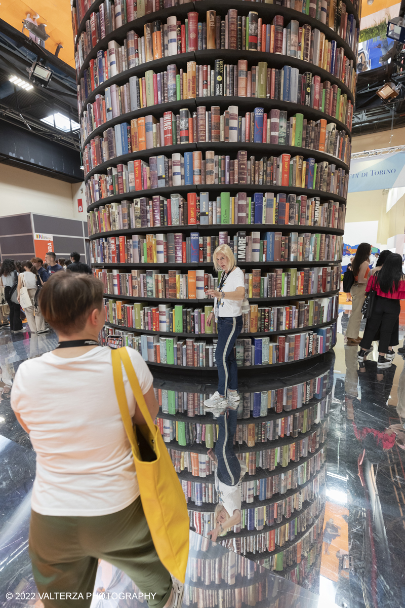 _G3I7393.jpg - 20/05/2022. Torino. Cuori Selvaggi, XXXIV Edizione  del Salone Internazionale del Libro. Nella foto installazioni al Lingotto nei vari padiglioni, la torre dei libri