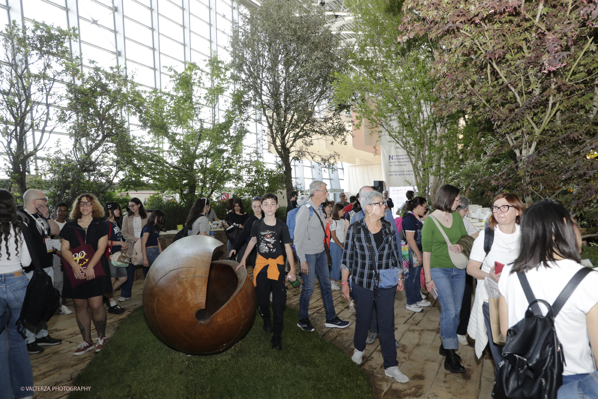 _G3I1633.jpg - 15/05/2025. Torino . Il Salone Internazionale del Libro di Torino, ospitato al Lingotto Fiere, Ã¨ un festival culturale che celebra la lettura, lâ€™editoria e le idee.Il tema di quest'anno Ã¨ " Le parole tra noi leggere." Nella foto in visita al Salone