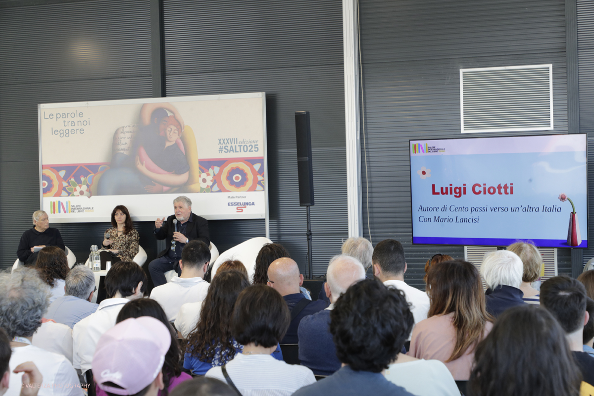 _G3I1641.jpg - 15/05/2025. Torino . Il Salone Internazionale del Libro di Torino, ospitato al Lingotto Fiere, Ã¨ un festival culturale che celebra la lettura, lâ€™editoria e le idee.Il tema di quest'anno Ã¨ " Le parole tra noi leggere." Nella foto LUIGI CIOTTIAutore di Cento passi verso unâ€™altra Italia (Piemme)Con Mario LancisiModera Elena CiccarelloTrentâ€™anni dalla fondazione di Libera e ottantâ€™anni di don Luigi Ciotti. Storie ed esperienze raccontate in passato a cui se ne aggiungono altre