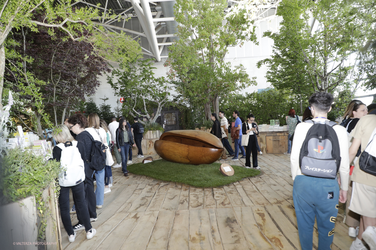_G3I1657.jpg - 15/05/2025. Torino . Il Salone Internazionale del Libro di Torino, ospitato al Lingotto Fiere, Ã¨ un festival culturale che celebra la lettura, lâ€™editoria e le idee.Il tema di quest'anno Ã¨ " Le parole tra noi leggere." Nella foto in visita al Salone