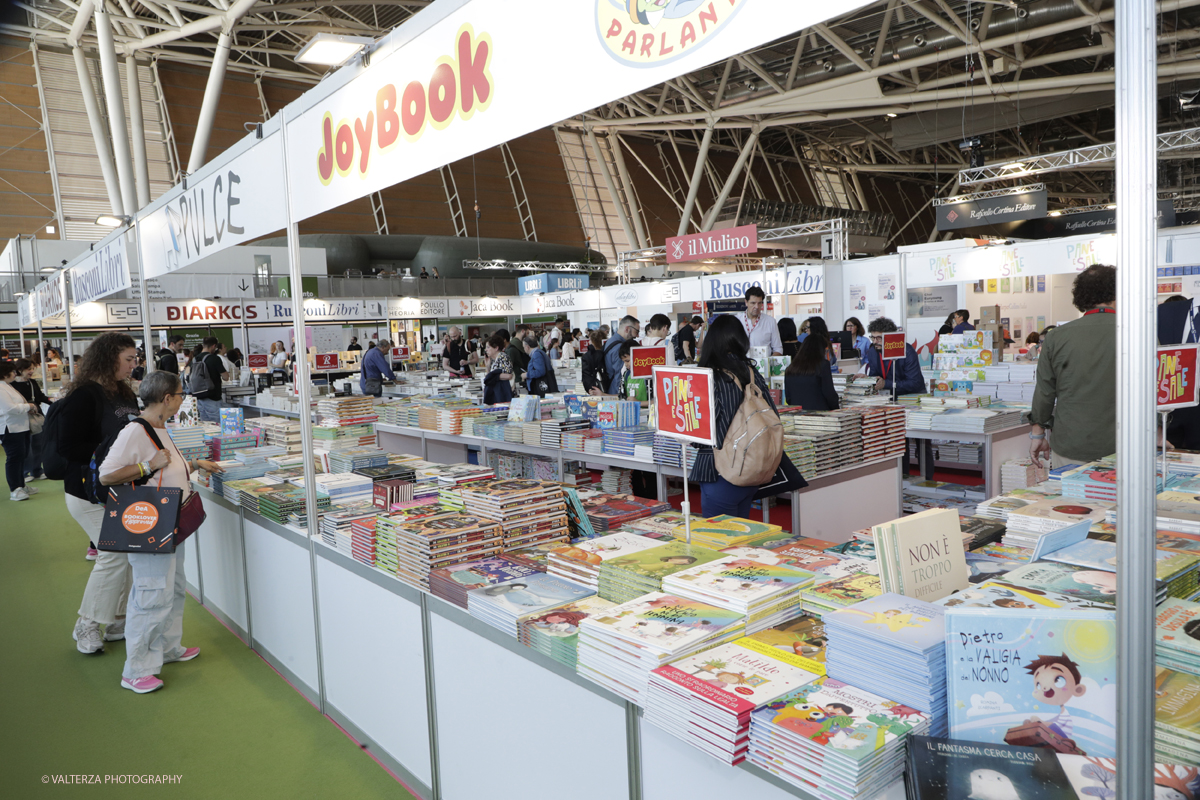 _G3I1668.jpg - 15/05/2025. Torino . Il Salone Internazionale del Libro di Torino, ospitato al Lingotto Fiere, Ã¨ un festival culturale che celebra la lettura, lâ€™editoria e le idee.Il tema di quest'anno Ã¨ " Le parole tra noi leggere." Nella foto in visita al Salone