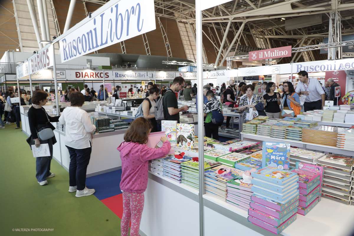 _G3I1672.jpg - 15/05/2025. Torino . Il Salone Internazionale del Libro di Torino, ospitato al Lingotto Fiere, Ã¨ un festival culturale che celebra la lettura, lâ€™editoria e le idee.Il tema di quest'anno Ã¨ " Le parole tra noi leggere." Nella foto in visita al Salone