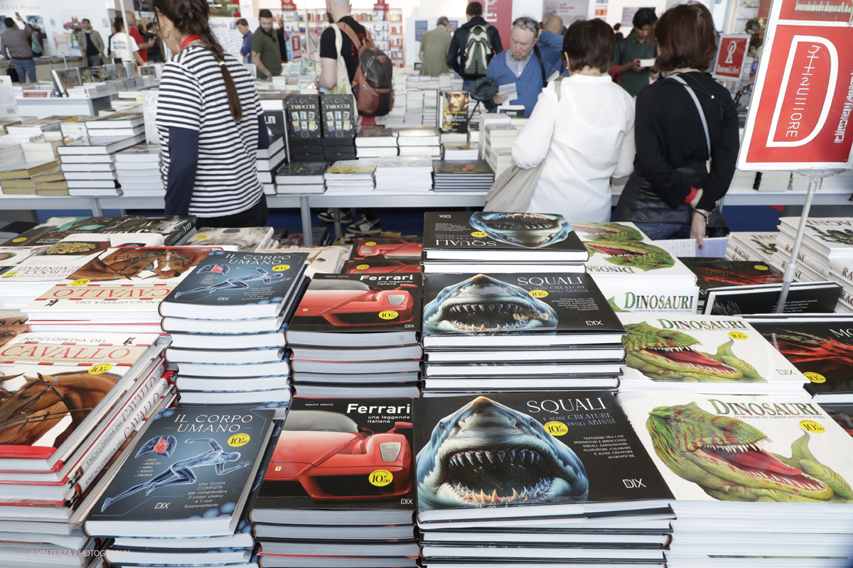 _G3I1678.jpg - 15/05/2025. Torino . Il Salone Internazionale del Libro di Torino, ospitato al Lingotto Fiere, Ã¨ un festival culturale che celebra la lettura, lâ€™editoria e le idee.Il tema di quest'anno Ã¨ " Le parole tra noi leggere." Nella foto in visita al Salone