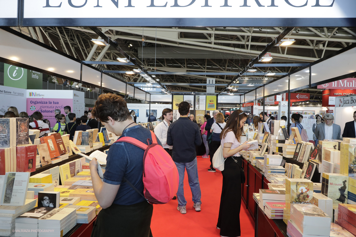 _G3I1681.jpg - 15/05/2025. Torino . Il Salone Internazionale del Libro di Torino, ospitato al Lingotto Fiere, Ã¨ un festival culturale che celebra la lettura, lâ€™editoria e le idee.Il tema di quest'anno Ã¨ " Le parole tra noi leggere." Nella foto in visita al Salone