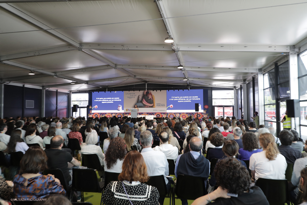 _G3I1686.jpg - 15/05/2025. Torino . Il Salone Internazionale del Libro di Torino, ospitato al Lingotto Fiere, Ã¨ un festival culturale che celebra la lettura, lâ€™editoria e le idee.Il tema di quest'anno Ã¨ " Le parole tra noi leggere." Nella foto YASMINA REZALezione inaugurale della XXXVII edizionedel Salone Internazionale del Libro Yasmina Reza appartiene alla famiglia dei grandi ironisti, la vitalita delle suedrammaturgie e dei suoi romanzi scortica la realta e ci restituisce un mondo ferocee commovente, comico e fragile. La sua lezione ha per titolo: Vediamo un po