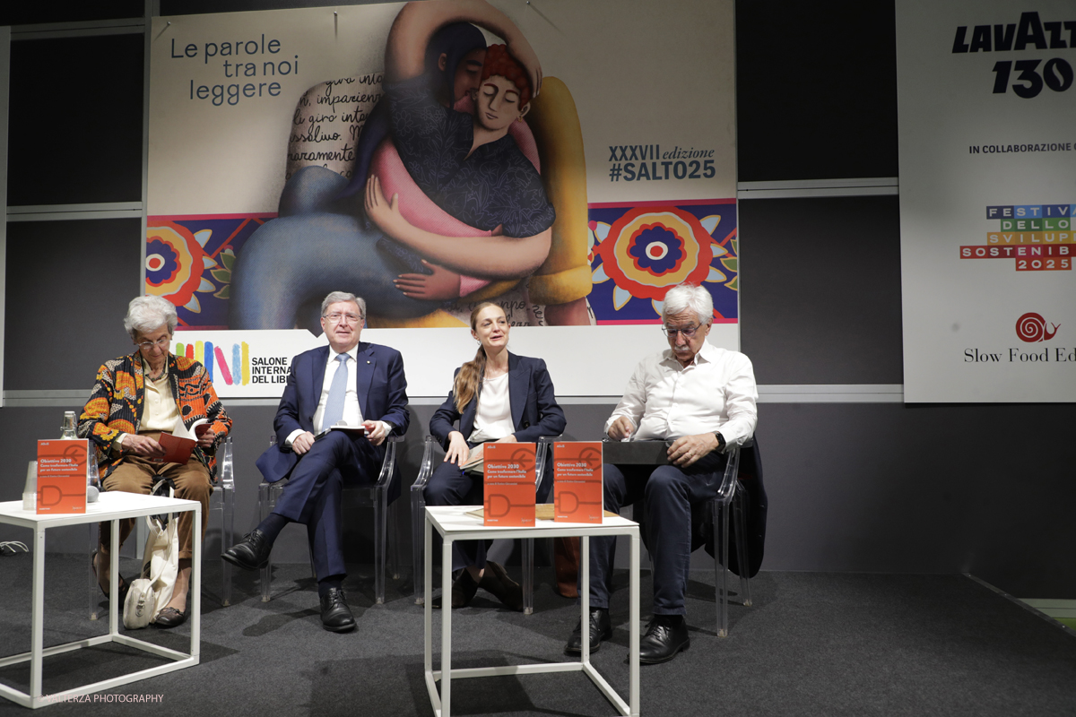 _G3I1696.jpg - 15/05/2025. Torino . Il Salone Internazionale del Libro di Torino, ospitato al Lingotto Fiere, Ã¨ un festival culturale che celebra la lettura, lâ€™editoria e le idee.Il tema di quest'anno Ã¨ " Le parole tra noi leggere." Nella foto Partendo dallâ€™analisi del posizionamento attuale dellâ€™Italia contenuta nel Rapporto ASviS 2024, Ferruccio De Bortoli (da remoto), Enrico Giovannini, Salvatore Rossi, Chiara Saraceno e Margherita Bianchi discutono come disegnare politiche pubbliche e strategie dâ€™impresa in grado di accelerare il cammino verso un futuro sostenibile.