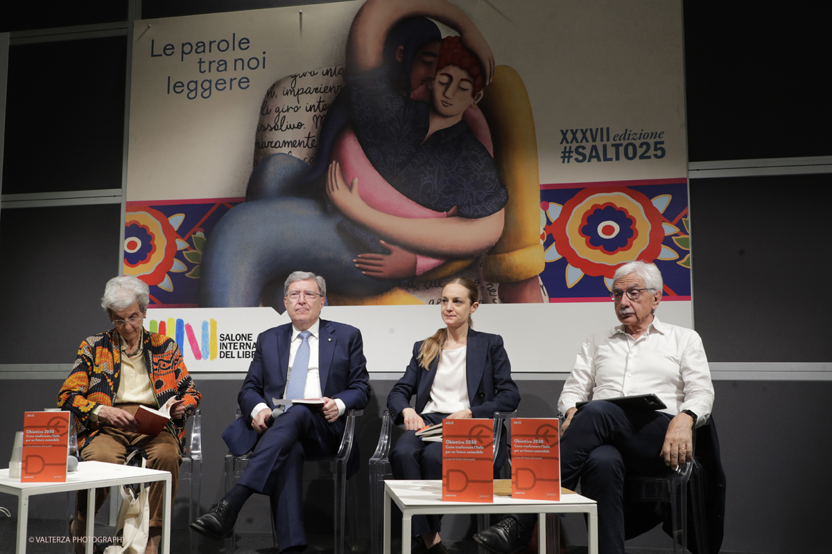 _G3I1703.jpg - 15/05/2025. Torino . Il Salone Internazionale del Libro di Torino, ospitato al Lingotto Fiere, Ã¨ un festival culturale che celebra la lettura, lâ€™editoria e le idee.Il tema di quest'anno Ã¨ " Le parole tra noi leggere." Nella foto Partendo dallâ€™analisi del posizionamento attuale dellâ€™Italia contenuta nel Rapporto ASviS 2024, Ferruccio De Bortoli (da remoto), Enrico Giovannini, Salvatore Rossi, Chiara Saraceno e Margherita Bianchi discutono come disegnare politiche pubbliche e strategie dâ€™impresa in grado di accelerare il cammino verso un futuro sostenibile.
