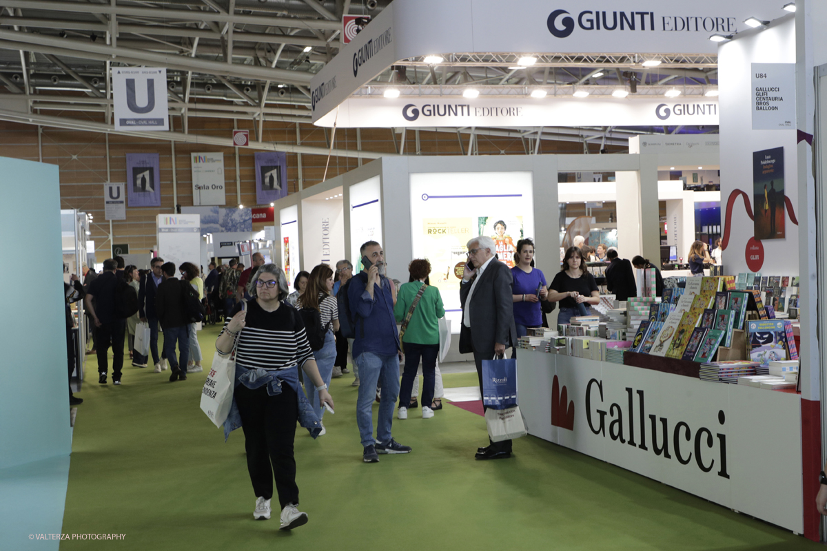 _G3I1711.jpg - 15/05/2025. Torino . Il Salone Internazionale del Libro di Torino, ospitato al Lingotto Fiere, Ã¨ un festival culturale che celebra la lettura, lâ€™editoria e le idee.Il tema di quest'anno Ã¨ " Le parole tra noi leggere." Nella foto in visita al Salone