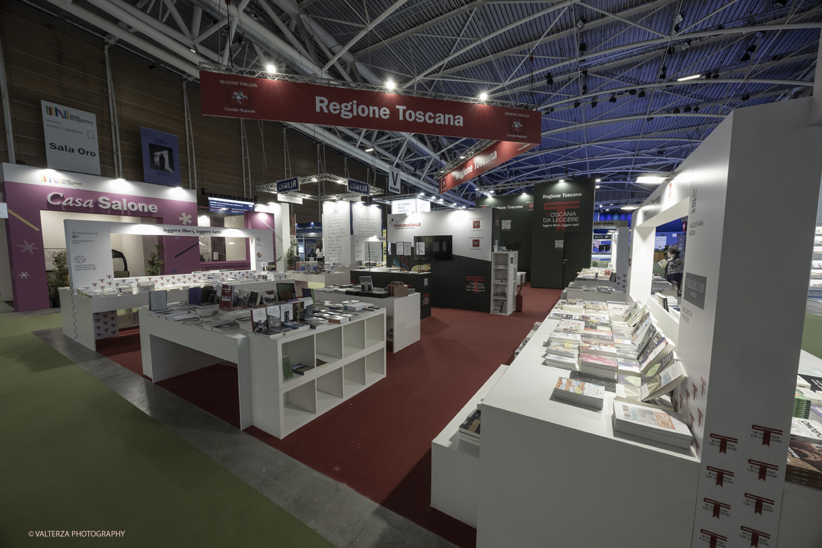 _G5A7680.jpg - 15/05/2025. Torino . Il Salone Internazionale del Libro di Torino, ospitato al Lingotto Fiere, Ã¨ un festival culturale che celebra la lettura, lâ€™editoria e le idee.Il tema di quest'anno Ã¨ " Le parole tra noi leggere." Nella foto parte dell'allestimento all'Oval