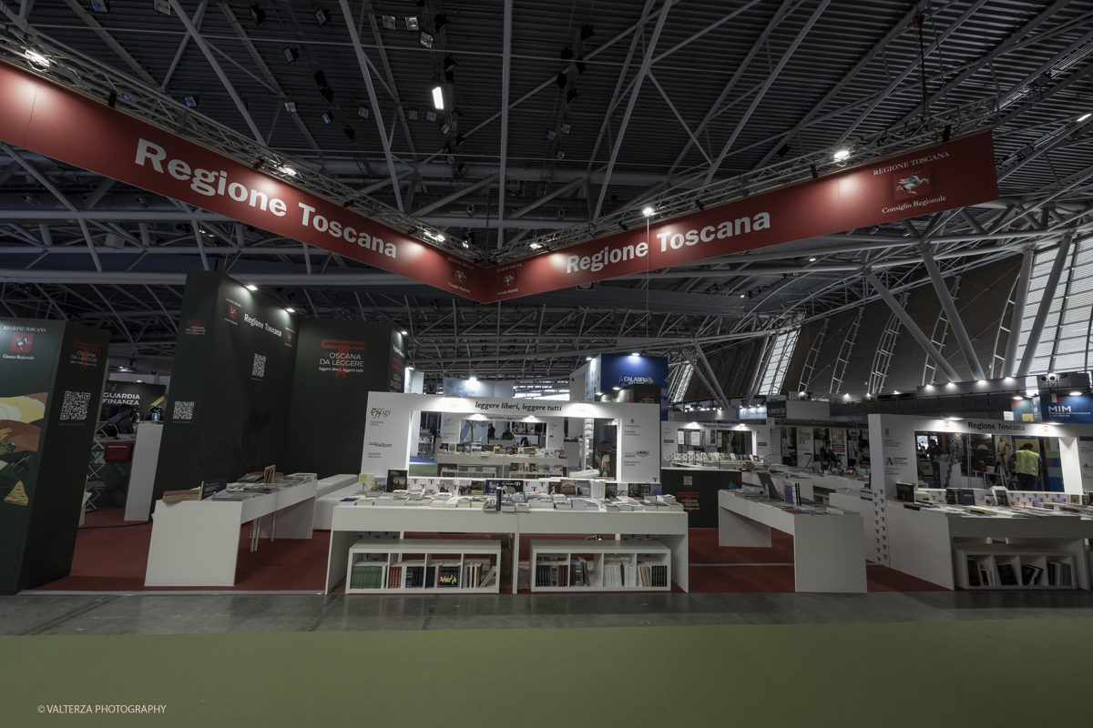 _G5A7688.jpg - 15/05/2025. Torino . Il Salone Internazionale del Libro di Torino, ospitato al Lingotto Fiere, Ã¨ un festival culturale che celebra la lettura, lâ€™editoria e le idee.Il tema di quest'anno Ã¨ " Le parole tra noi leggere." Nella foto parte dell'allestimento all'Oval