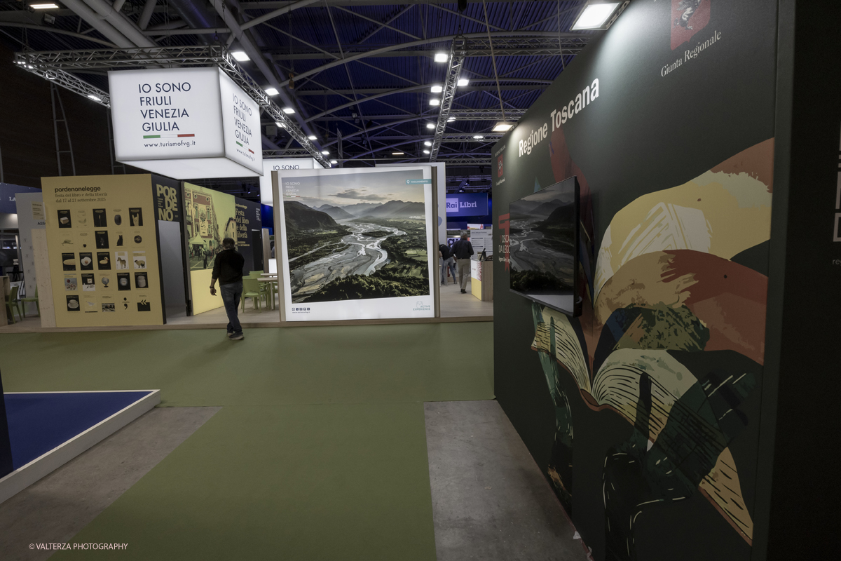 _G5A7691.jpg - 15/05/2025. Torino . Il Salone Internazionale del Libro di Torino, ospitato al Lingotto Fiere, Ã¨ un festival culturale che celebra la lettura, lâ€™editoria e le idee.Il tema di quest'anno Ã¨ " Le parole tra noi leggere." Nella foto parte dell'allestimento all'Oval