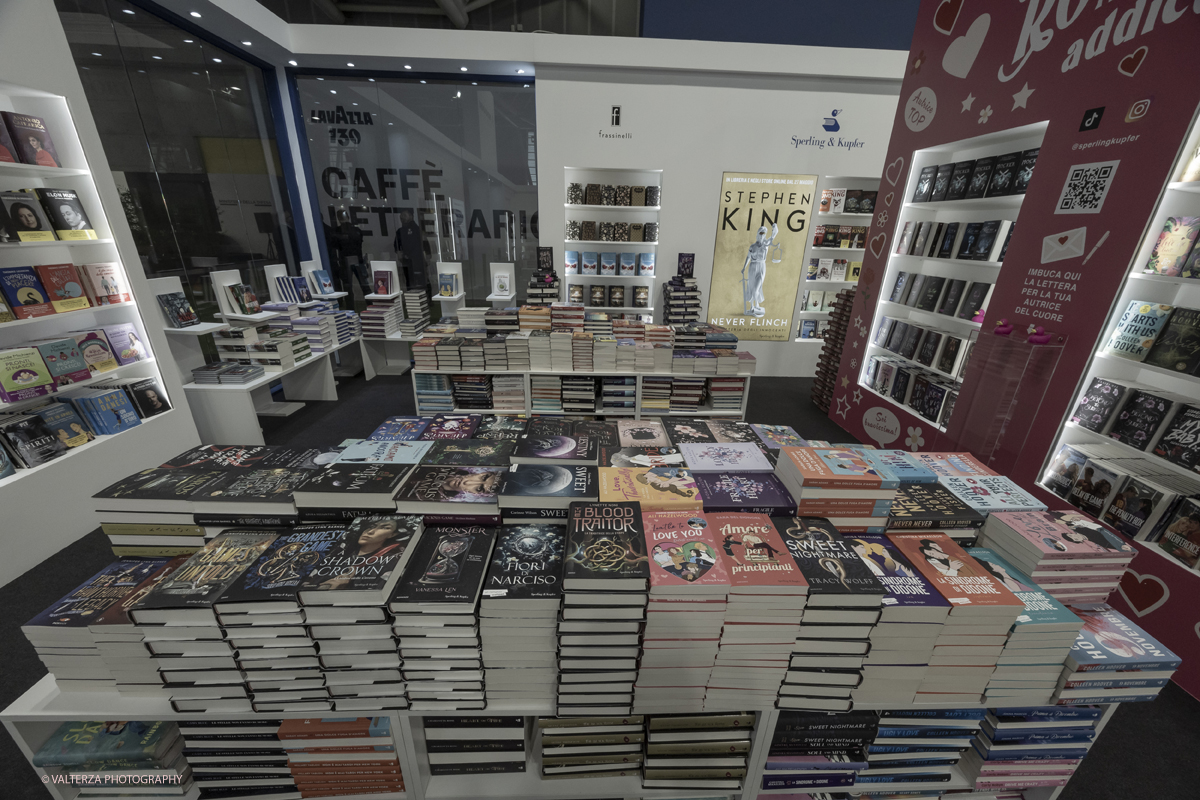 _G5A7706.jpg - 15/05/2025. Torino . Il Salone Internazionale del Libro di Torino, ospitato al Lingotto Fiere, Ã¨ un festival culturale che celebra la lettura, lâ€™editoria e le idee.Il tema di quest'anno Ã¨ " Le parole tra noi leggere." Nella foto parte dell'allestimento all'Oval