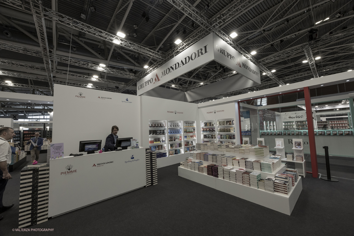 _G5A7712.jpg - 15/05/2025. Torino . Il Salone Internazionale del Libro di Torino, ospitato al Lingotto Fiere, Ã¨ un festival culturale che celebra la lettura, lâ€™editoria e le idee.Il tema di quest'anno Ã¨ " Le parole tra noi leggere." Nella foto parte dell'allestimento all'Oval