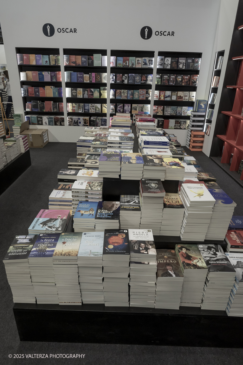 _G5A7732.jpg - 15/05/2025. Torino . Il Salone Internazionale del Libro di Torino, ospitato al Lingotto Fiere, Ã¨ un festival culturale che celebra la lettura, lâ€™editoria e le idee.Il tema di quest'anno Ã¨ " Le parole tra noi leggere." Nella foto parte dell'allestimento all'Oval