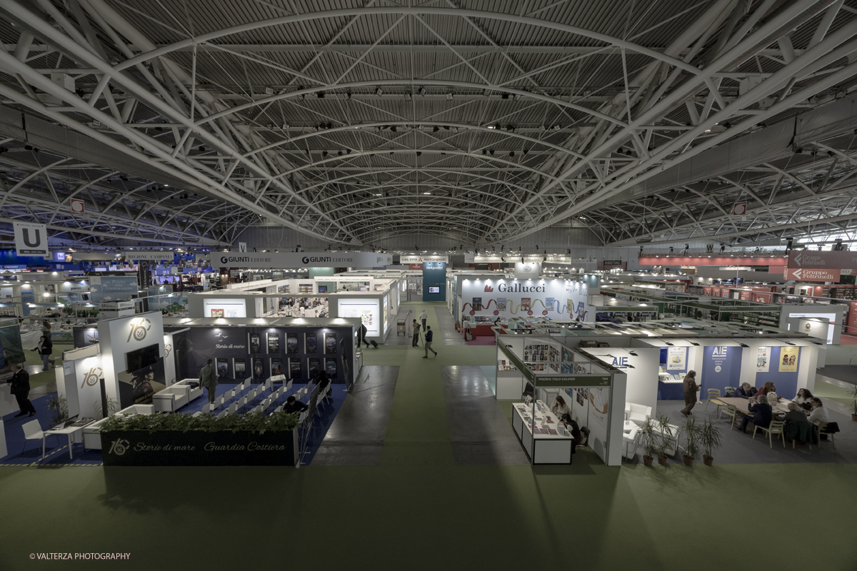 _G5A7763.jpg - 15/05/2025. Torino . Il Salone Internazionale del Libro di Torino, ospitato al Lingotto Fiere, Ã¨ un festival culturale che celebra la lettura, lâ€™editoria e le idee.Il tema di quest'anno Ã¨ " Le parole tra noi leggere." Nella foto parte dell'allestimento all'Oval