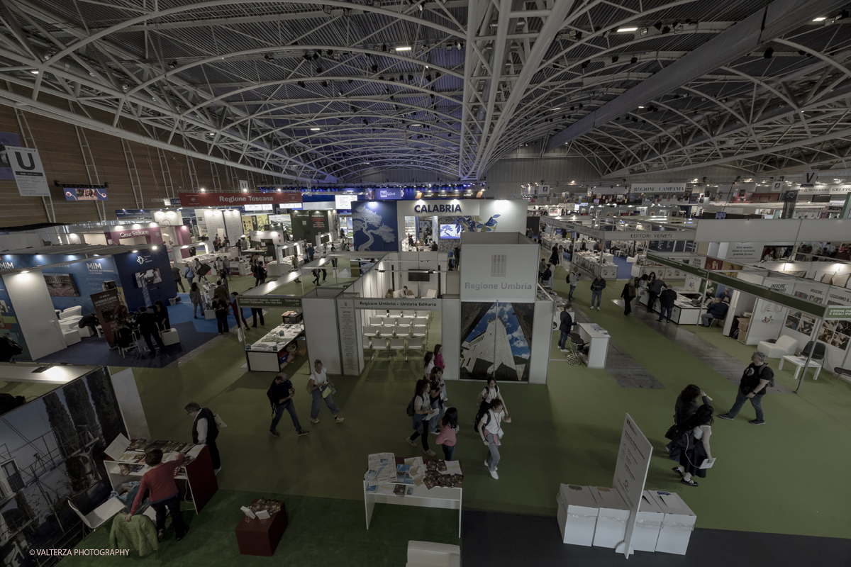 _G5A7778.jpg - 15/05/2025. Torino . Il Salone Internazionale del Libro di Torino, ospitato al Lingotto Fiere, Ã¨ un festival culturale che celebra la lettura, lâ€™editoria e le idee.Il tema di quest'anno Ã¨ " Le parole tra noi leggere." Nella foto in visita al Salone