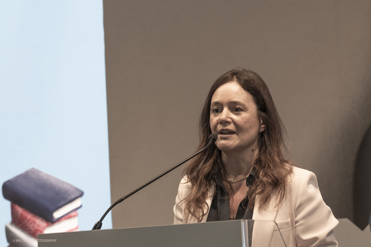 _G5A7892.jpg - 15/05/2025. Torino . Il Salone Internazionale del Libro di Torino, ospitato al Lingotto Fiere, Ã¨ un festival culturale che celebra la lettura, lâ€™editoria e le idee.Il tema di quest'anno Ã¨ " Le parole tra noi leggere." Nella foto La direttrice del Salone Internazionale del Libro di Torino  Annalena Benin introduce  YASMINA REZALezione inaugurale della XXXVII edizionedel Salone Internazionale del Libro Yasmina Reza appartiene alla famiglia dei grandi ironisti, la vitalita delle suedrammaturgie e dei suoi romanzi scortica la realta e ci restituisce un mondo ferocee commovente, comico e fragile. La sua lezione ha per titolo: Vediamo un po