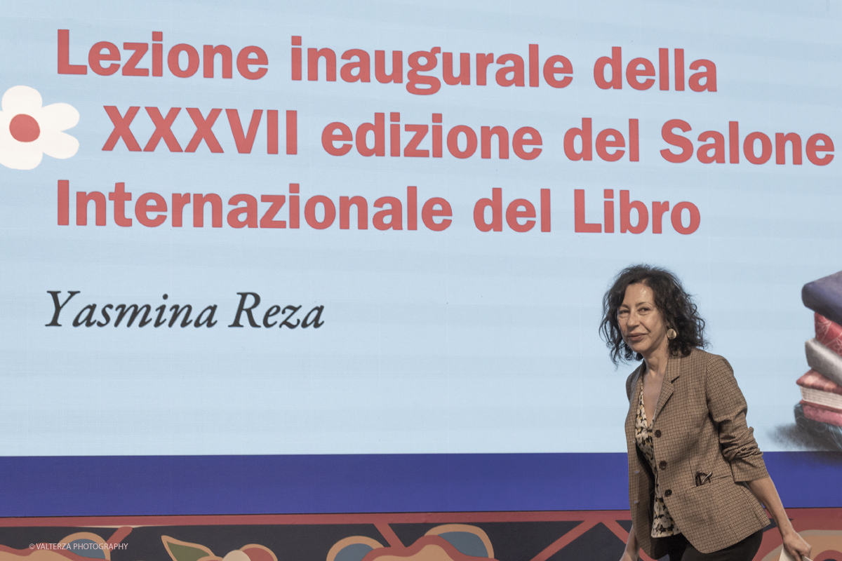 _G5A7900.jpg - 15/05/2025. Torino . Il Salone Internazionale del Libro di Torino, ospitato al Lingotto Fiere, Ã¨ un festival culturale che celebra la lettura, lâ€™editoria e le idee.Il tema di quest'anno Ã¨ " Le parole tra noi leggere." Nella foto YASMINA REZALezione inaugurale della XXXVII edizionedel Salone Internazionale del Libro Yasmina Reza appartiene alla famiglia dei grandi ironisti, la vitalita delle suedrammaturgie e dei suoi romanzi scortica la realta e ci restituisce un mondo ferocee commovente, comico e fragile. La sua lezione ha per titolo: Vediamo un po