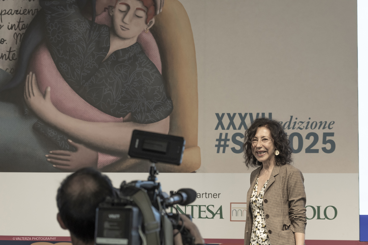 _G5A7939.jpg - 15/05/2025. Torino . Il Salone Internazionale del Libro di Torino, ospitato al Lingotto Fiere, Ã¨ un festival culturale che celebra la lettura, lâ€™editoria e le idee.Il tema di quest'anno Ã¨ " Le parole tra noi leggere." Nella foto YASMINA REZALezione inaugurale della XXXVII edizionedel Salone Internazionale del Libro Yasmina Reza appartiene alla famiglia dei grandi ironisti, la vitalita delle suedrammaturgie e dei suoi romanzi scortica la realta e ci restituisce un mondo ferocee commovente, comico e fragile. La sua lezione ha per titolo: Vediamo un po