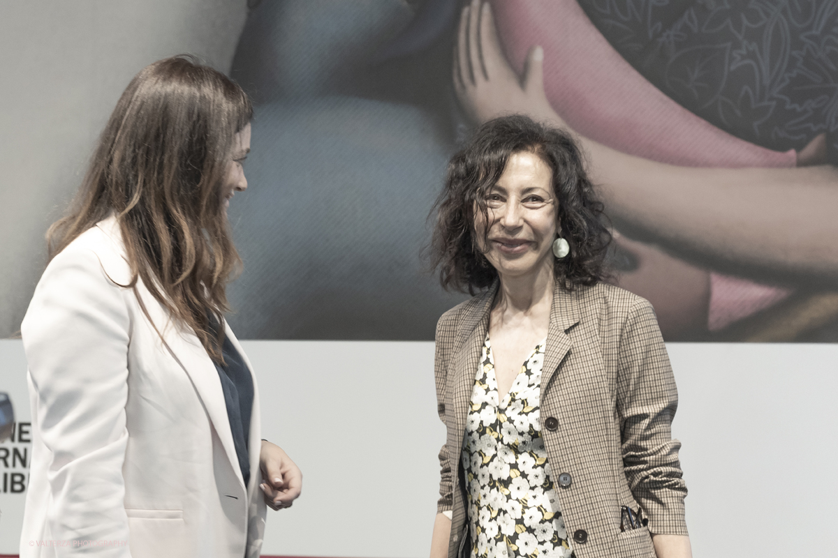 _G5A7963.jpg - 15/05/2025. Torino . Il Salone Internazionale del Libro di Torino, ospitato al Lingotto Fiere, Ã¨ un festival culturale che celebra la lettura, lâ€™editoria e le idee.Il tema di quest'anno Ã¨ " Le parole tra noi leggere." Nella foto La direttrice del Salone Internazionale del Libro di Torino  Annalena Benin introduce  YASMINA REZALezione inaugurale della XXXVII edizionedel Salone Internazionale del Libro Yasmina Reza appartiene alla famiglia dei grandi ironisti, la vitalita delle suedrammaturgie e dei suoi romanzi scortica la realta e ci restituisce un mondo ferocee commovente, comico e fragile. La sua lezione ha per titolo: Vediamo un po
