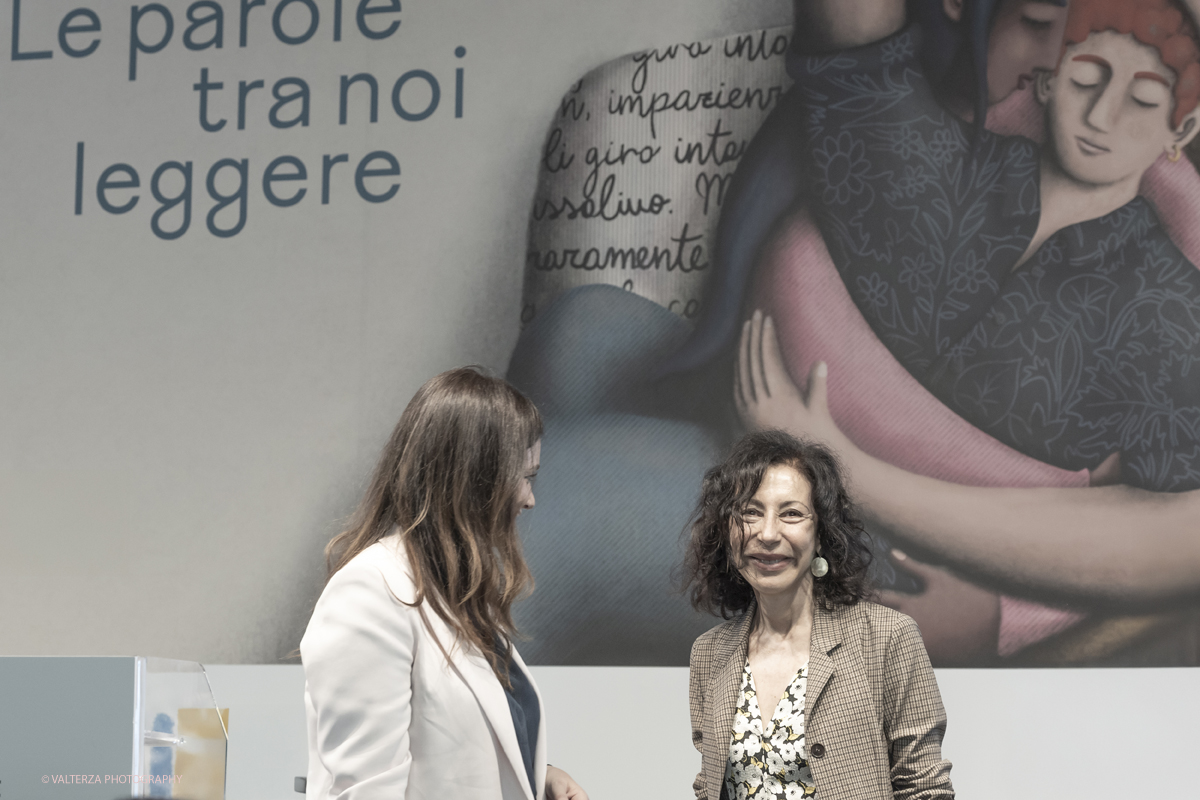 _G5A7964.jpg - 15/05/2025. Torino . Il Salone Internazionale del Libro di Torino, ospitato al Lingotto Fiere, Ã¨ un festival culturale che celebra la lettura, lâ€™editoria e le idee.Il tema di quest'anno Ã¨ " Le parole tra noi leggere." Nella foto La direttrice del Salone Internazionale del Libro di Torino  Annalena Benin introduce  YASMINA REZALezione inaugurale della XXXVII edizionedel Salone Internazionale del Libro Yasmina Reza appartiene alla famiglia dei grandi ironisti, la vitalita delle suedrammaturgie e dei suoi romanzi scortica la realta e ci restituisce un mondo ferocee commovente, comico e fragile. La sua lezione ha per titolo: Vediamo un po