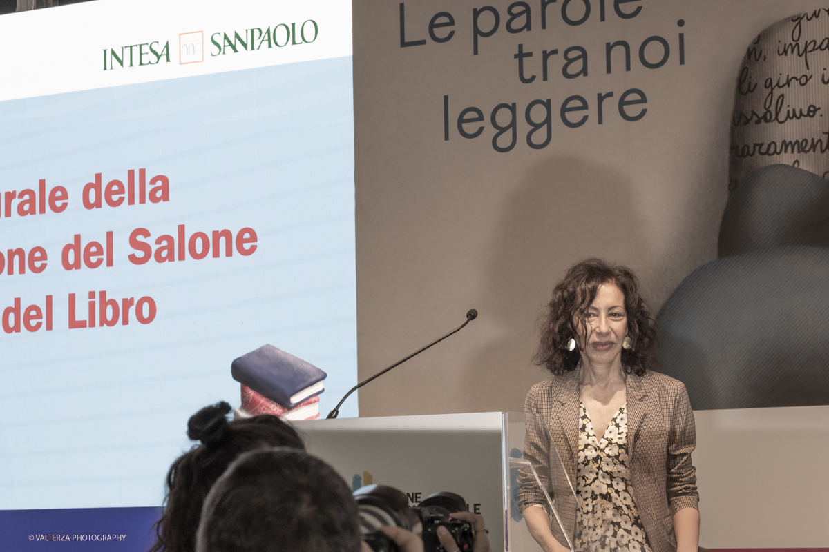 _G5A8031.jpg - 15/05/2025. Torino . Il Salone Internazionale del Libro di Torino, ospitato al Lingotto Fiere, Ã¨ un festival culturale che celebra la lettura, lâ€™editoria e le idee.Il tema di quest'anno Ã¨ " Le parole tra noi leggere." Nella foto YASMINA REZALezione inaugurale della XXXVII edizionedel Salone Internazionale del Libro Yasmina Reza appartiene alla famiglia dei grandi ironisti, la vitalita delle suedrammaturgie e dei suoi romanzi scortica la realta e ci restituisce un mondo ferocee commovente, comico e fragile. La sua lezione ha per titolo: Vediamo un po