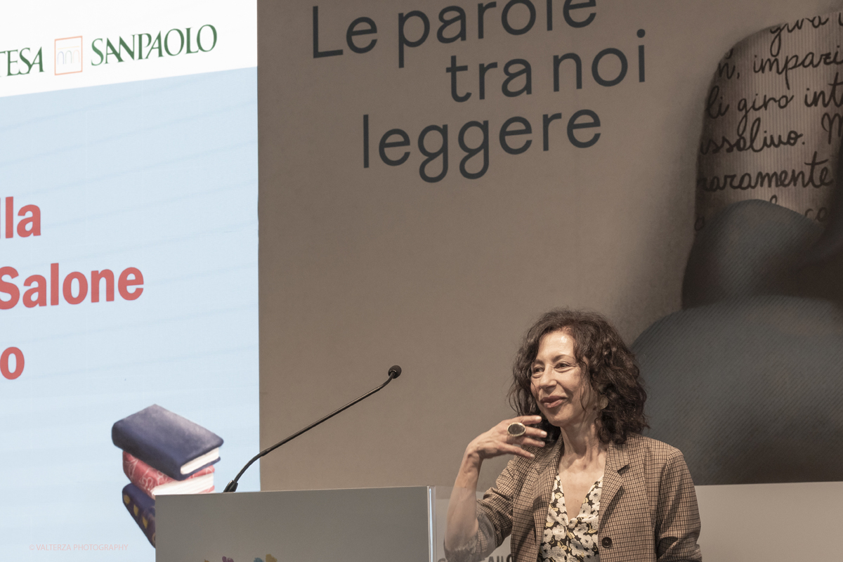 _G5A8062.jpg - 15/05/2025. Torino . Il Salone Internazionale del Libro di Torino, ospitato al Lingotto Fiere, Ã¨ un festival culturale che celebra la lettura, lâ€™editoria e le idee.Il tema di quest'anno Ã¨ " Le parole tra noi leggere." Nella foto YASMINA REZALezione inaugurale della XXXVII edizionedel Salone Internazionale del Libro Yasmina Reza appartiene alla famiglia dei grandi ironisti, la vitalita delle suedrammaturgie e dei suoi romanzi scortica la realta e ci restituisce un mondo ferocee commovente, comico e fragile. La sua lezione ha per titolo: Vediamo un po