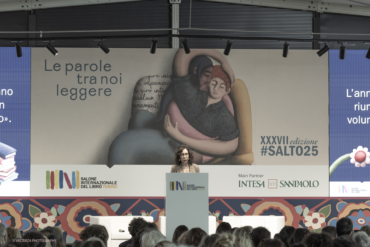 _G5A8190.jpg - 15/05/2025. Torino . Il Salone Internazionale del Libro di Torino, ospitato al Lingotto Fiere, Ã¨ un festival culturale che celebra la lettura, lâ€™editoria e le idee.Il tema di quest'anno Ã¨ " Le parole tra noi leggere." Nella foto YASMINA REZALezione inaugurale della XXXVII edizionedel Salone Internazionale del Libro Yasmina Reza appartiene alla famiglia dei grandi ironisti, la vitalita delle suedrammaturgie e dei suoi romanzi scortica la realta e ci restituisce un mondo ferocee commovente, comico e fragile. La sua lezione ha per titolo: Vediamo un po