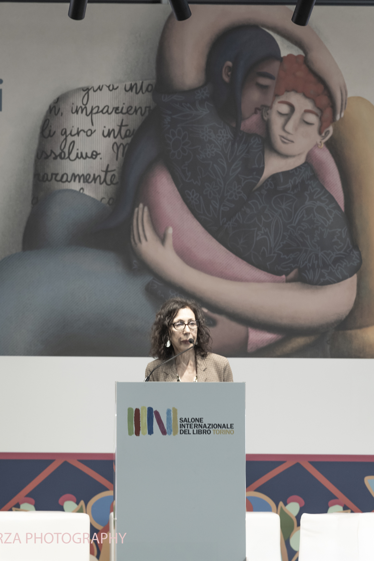 _G5A8205.jpg - 15/05/2025. Torino . Il Salone Internazionale del Libro di Torino, ospitato al Lingotto Fiere, Ã¨ un festival culturale che celebra la lettura, lâ€™editoria e le idee.Il tema di quest'anno Ã¨ " Le parole tra noi leggere." Nella foto YASMINA REZALezione inaugurale della XXXVII edizionedel Salone Internazionale del Libro Yasmina Reza appartiene alla famiglia dei grandi ironisti, la vitalita delle suedrammaturgie e dei suoi romanzi scortica la realta e ci restituisce un mondo ferocee commovente, comico e fragile. La sua lezione ha per titolo: Vediamo un po
