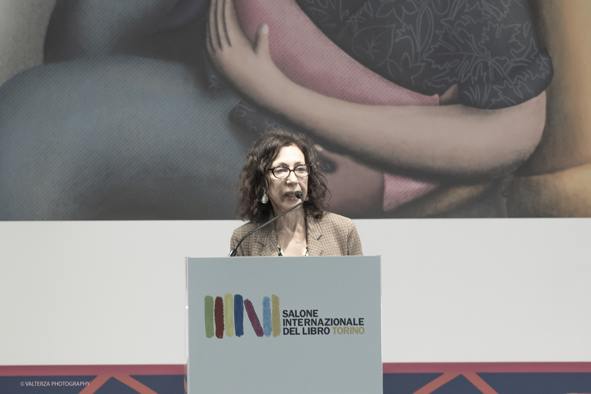 _G5A8207.jpg - 15/05/2025. Torino . Il Salone Internazionale del Libro di Torino, ospitato al Lingotto Fiere, Ã¨ un festival culturale che celebra la lettura, lâ€™editoria e le idee.Il tema di quest'anno Ã¨ " Le parole tra noi leggere." Nella foto YASMINA REZALezione inaugurale della XXXVII edizionedel Salone Internazionale del Libro Yasmina Reza appartiene alla famiglia dei grandi ironisti, la vitalita delle suedrammaturgie e dei suoi romanzi scortica la realta e ci restituisce un mondo ferocee commovente, comico e fragile. La sua lezione ha per titolo: Vediamo un po