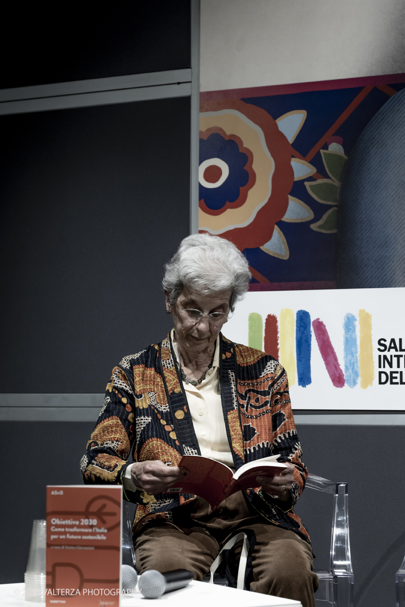 _G5A8240.jpg - 15/05/2025. Torino . Il Salone Internazionale del Libro di Torino, ospitato al Lingotto Fiere, Ã¨ un festival culturale che celebra la lettura, lâ€™editoria e le idee.Il tema di quest'anno Ã¨ " Le parole tra noi leggere." Nella foto Partendo dallâ€™analisi del posizionamento attuale dellâ€™Italia contenuta nel Rapporto ASviS 2024, Ferruccio De Bortoli (da remoto), Enrico Giovannini, Salvatore Rossi, Chiara Saraceno e Margherita Bianchi discutono come disegnare politiche pubbliche e strategie dâ€™impresa in grado di accelerare il cammino verso un futuro sostenibile.