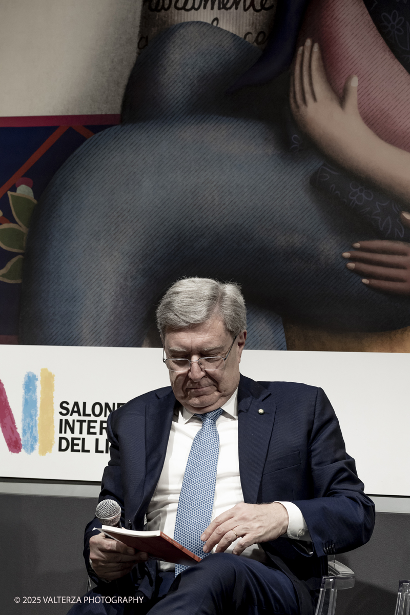 _G5A8250.jpg - 15/05/2025. Torino . Il Salone Internazionale del Libro di Torino, ospitato al Lingotto Fiere, Ã¨ un festival culturale che celebra la lettura, lâ€™editoria e le idee.Il tema di quest'anno Ã¨ " Le parole tra noi leggere." Nella foto Partendo dallâ€™analisi del posizionamento attuale dellâ€™Italia contenuta nel Rapporto ASviS 2024, Ferruccio De Bortoli (da remoto), Enrico Giovannini, Salvatore Rossi, Chiara Saraceno e Margherita Bianchi discutono come disegnare politiche pubbliche e strategie dâ€™impresa in grado di accelerare il cammino verso un futuro sostenibile.