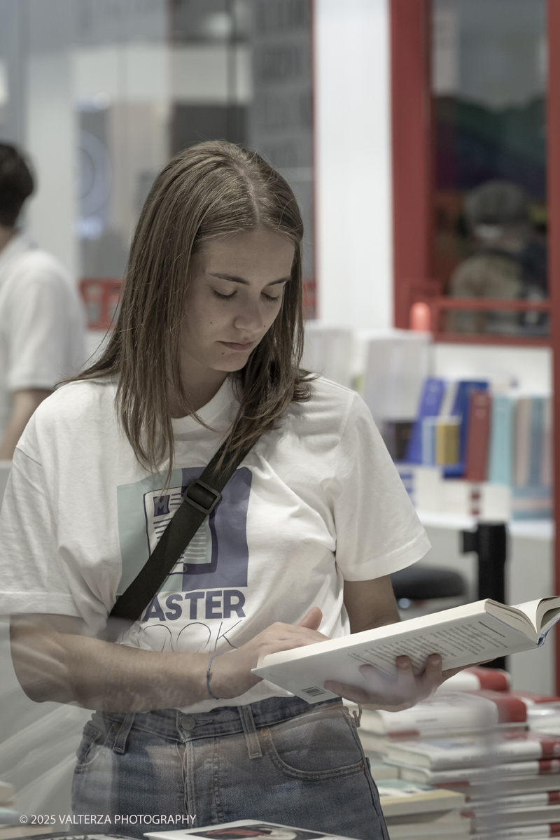 _G5A8283.jpg - 15/05/2025. Torino . Il Salone Internazionale del Libro di Torino, ospitato al Lingotto Fiere, Ã¨ un festival culturale che celebra la lettura, lâ€™editoria e le idee.Il tema di quest'anno Ã¨ " Le parole tra noi leggere." Nella foto in visita al Salone
